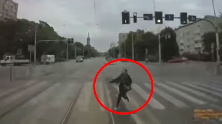 Žena vběhla na přechodu přímo před rozjetou tramvaj. Srážce nešlo zabránit