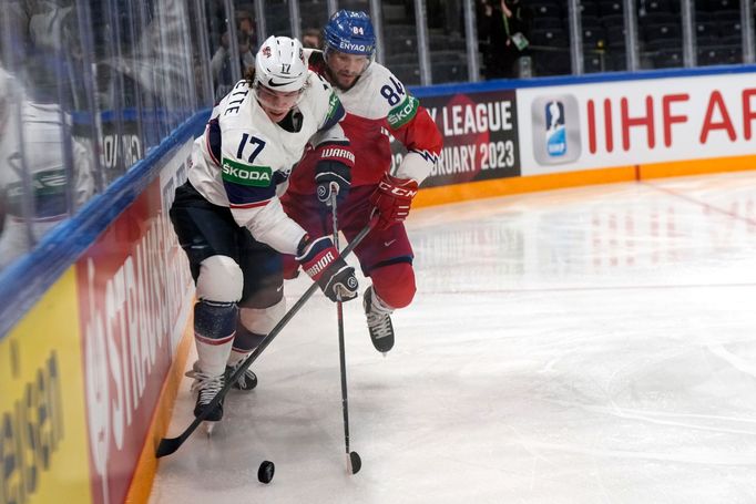 Adam Gaudette a Tomáš Kundrátek v zápase o bronz na MS 2022 Česko - USA