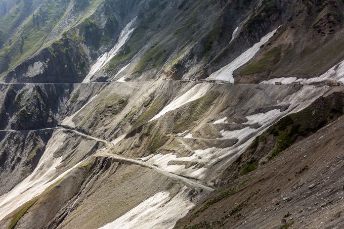 Vysokohorský průsmyk Zoji La v Himálajích. Fotografie ukazující vybrané nebezpečné silnice a cesty v zahraničí.