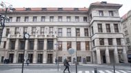 Skvost prvorepublikové architektury: Rezidence primátora Prahy vznikla v pravé části budovy Městské knihovny, kterou postavila Pražská městská spořitelna v letech 1925 až 1928. Byl to dar k desátému výročí republiky a šedesátému jubileu spořitelny. Jak budovu, tak i interiér navrhl architekt František Roith. Mobiliář rezidence i Městské knihovny a Divadla Říše loutek nyní ministerstvo kultury vyhlásilo kulturní památkou.