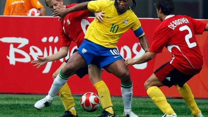 Ronaldinho a brazilský tým vstoupili do turnaje vítězstvím nad Belgií