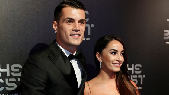 Granit Xhaka s manželkou na slavnostním vyhlášení