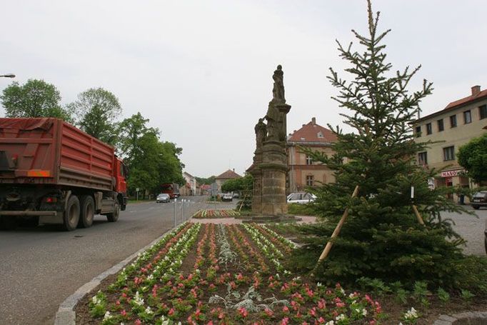 Za úspěch považuje starostka pokácení dvou velkých lip na náměstí a vysazení mladých smrků