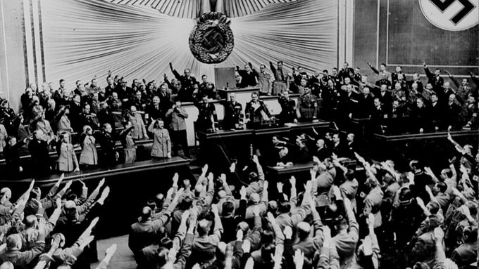 Adolf Hitler v německém Reichstagu (říšském sněmu) po anšlusu Rakouska - ilustrační foto.