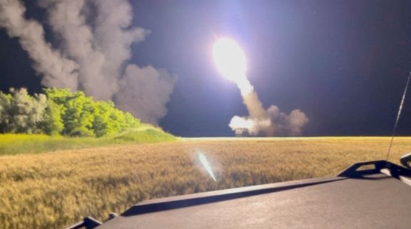 Fotografie zachycuje použití salvových raketometů HIMARS v blíže nespecifikované oblasti na Ukrajině, snímek z 22. června 2022.