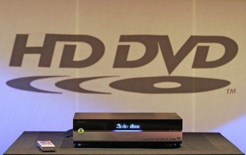 Obyčejné DVD? Ne, HD DVD od Toshiby. Ta bojuje právě o nový formát těchto disků s konkurenční Sony.