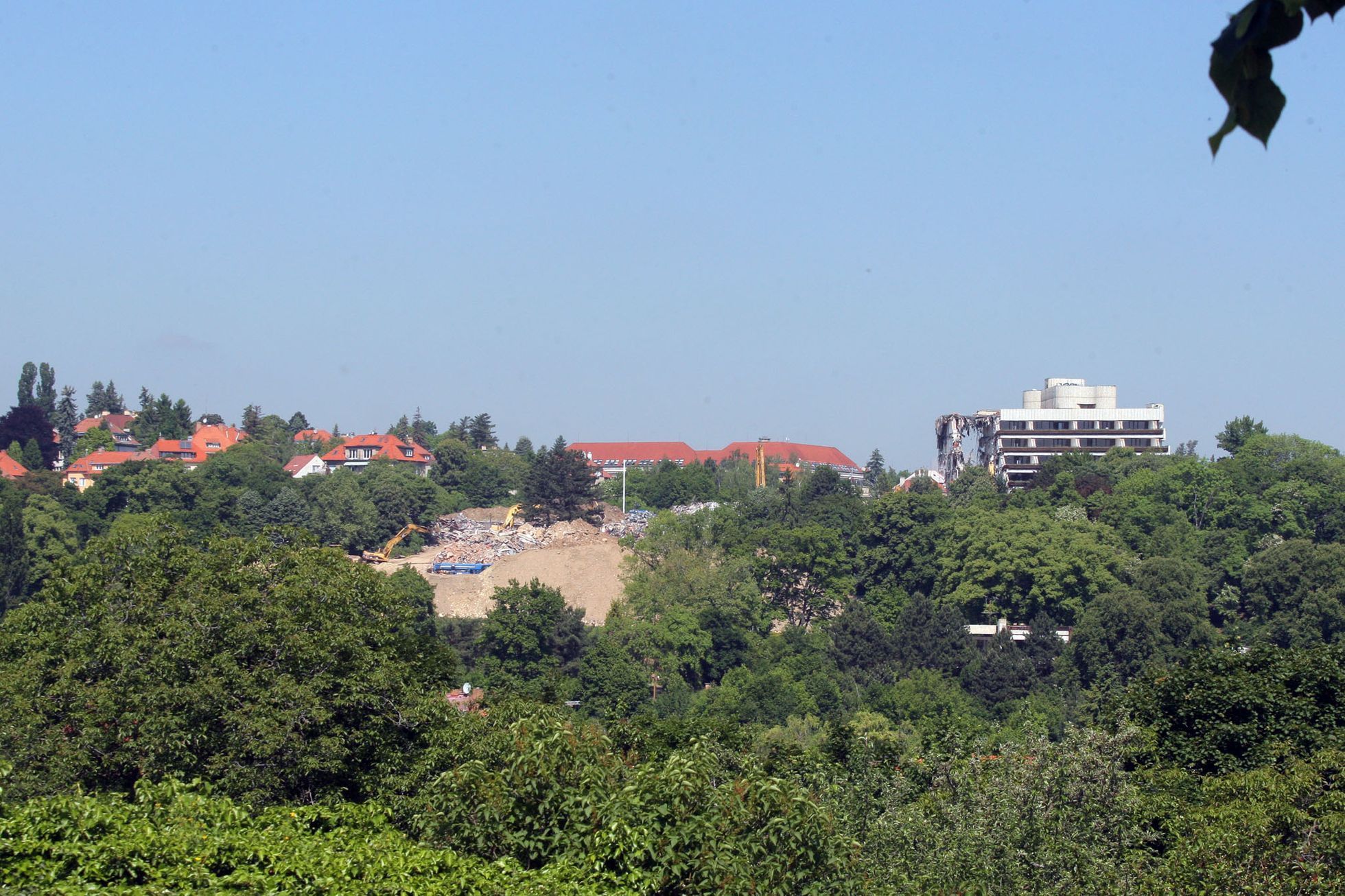 Bourání hotelu Praha