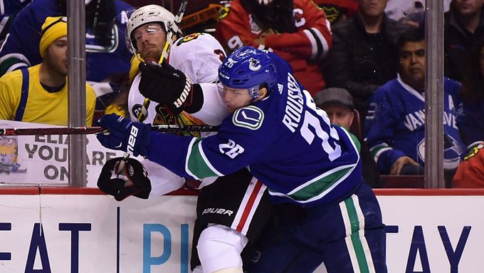 Chicago vs. Vancouver (Antoine Roussel a Duncan Keith)