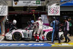 Bizarní incident. Porsche jí v boxech spadlo na nohu, Dánka tak přišla o závod roku