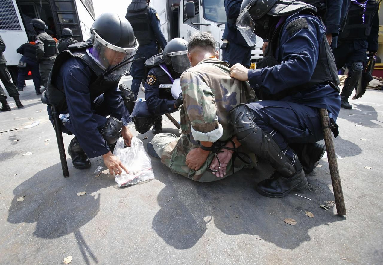 Thajsko - Bangkok - demonstrace - policie - těžkooděnci