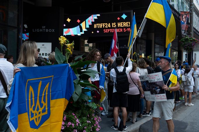 Kanadští Ukrajinci protestují proti uvedení dokumentu Rusové ve válce před kancelářemi torontského festivalu.