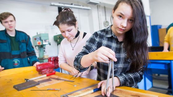 Děti ze základních škol při "dílnách" na Střední škole stavební a zahradnické v Praze na Jarově.