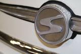 Znak s písmenem S, který zdobil karosérie vozů Trabant, byl označením automobilky Sachsenring (VEB Sachsenring Automobilwerke Zwickau), která od padesátých let působila v areálu bývalých továren Horch a Audi ve Cvikově.