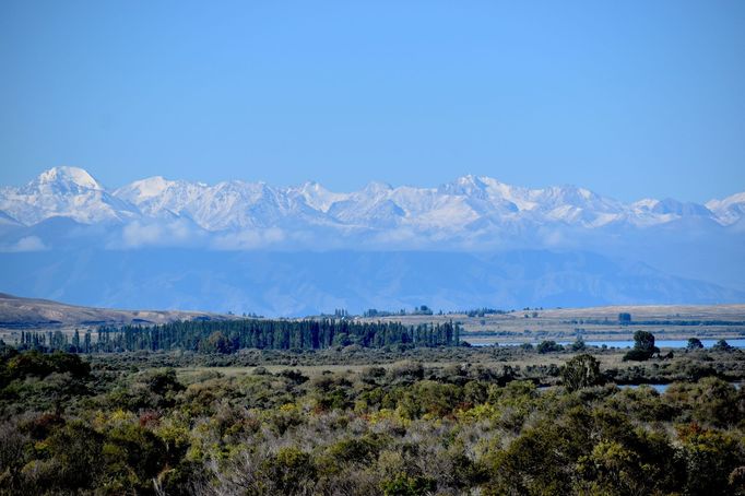 Tímto směrem dále na západ se na pobřeží jezera Issyk-Kul možná nacházejí další dosud neobjevené masové hroby.