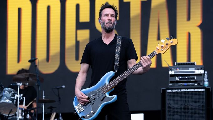Keanu Reeves na královéhradeckém festivalu Rock for People jako basista skupiny Dogstar.