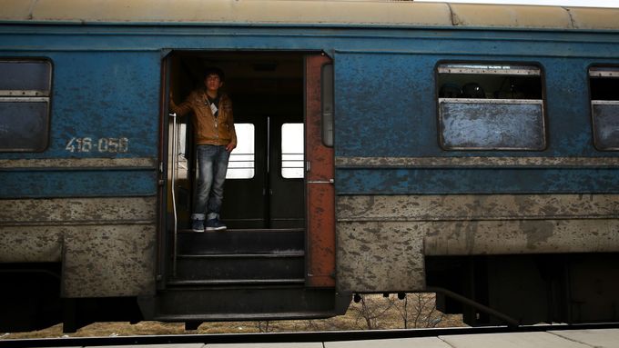 Za 25 eur se běženci dostanou takovýmhle vlakem přes Makedonii. Za stejnou čtyřhodinovou cestu přitom loni v létě platili jen 5 eur.