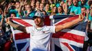 Pilot Mercedesu Lewis Hamilton slaví titul mistra světa formule 1 po GP USA 2019