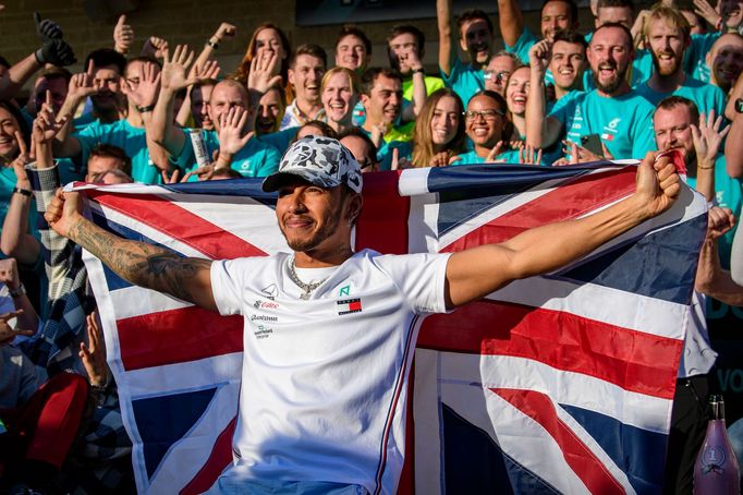 Pilot Mercedesu Lewis Hamilton slaví titul mistra světa formule 1 po GP USA 2019