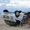 Zdemolované auto českých turistů po bouři na pláži na řeckém poloostrově Chalkidiki.
