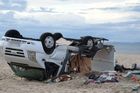 Zdemolované auto českých turistů po bouři na pláži na řeckém poloostrově Chalkidiki.