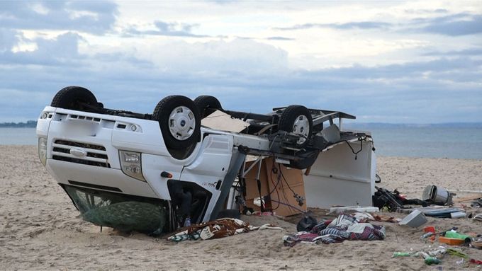 Při bouřích s krupobitím zemřelo na řeckém poloostrově Chalkidiki nejméně šest zahraničních turistů. Mezi nimi jsou i dva Češi, se kterými se převrátil karavan.
