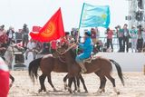 Proti sobě soutěží dva týmy, snímky ze Světových nomádských her jsou z duelu mezi domácím Kyrgyzstánem (v červeném) a Kazachstánem.