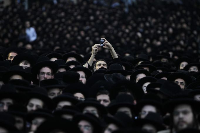 Ultra-Orthodox Jewish men attend a protest, against a new conscription law that might force ultra-Orthodox Jews to serve in the army, in Jerusalem's Mea Shearim neighbourhood, June 25, 2012. Israel's Supreme Court ruled in February that the so-called "Tal Law", a 2002 measure that effectively shielded ultra-Orthodox communities from military service, was unconstitutional. The government, faced with the court's ruling, must now either revamp the law, which will expire in August, or approve new legislation. REUTERS/Baz Ratner (JERUSALEM - Tags: RELIGION MILITARY POLITICS TPX IMAGES OF THE DAY CIVIL UNREST)