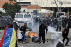 Trumpův muž hrozí Madurovi "ráznou reakcí". Nepokoje ve Venezuele pokračují