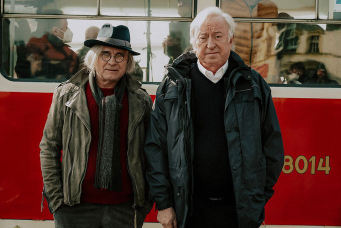 Oldřich Kaiser v roli Standy a Jiří Lábus jako Pazderka.