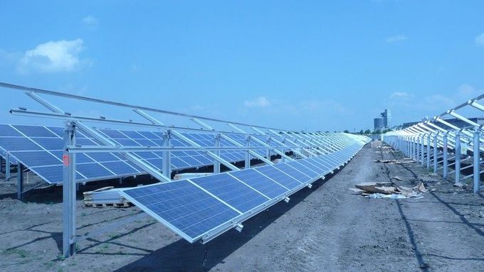 Investor bude nejen dodávat energii ze solárních panelů, ale postará se také o údržbu střechy. Ilustrační foto.