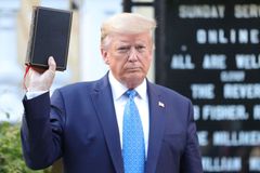 "Bůh žehnej USA." Exprezident Trump prodává za tisíc korun patriotické bible