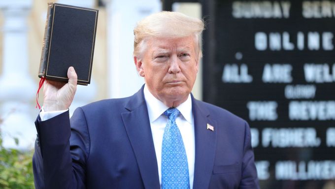 Americký exprezide Donald Trump drží Bibli před kostelem svatého Jana naproti Bílému domu