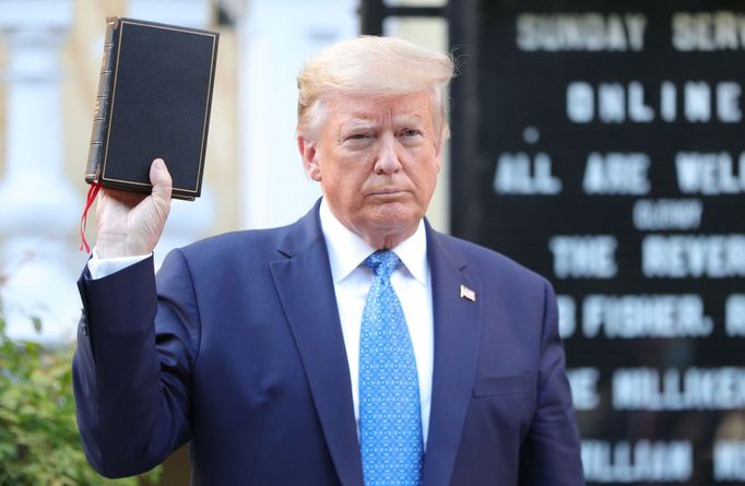 Americký exprezide Donald Trump drží Bibli před kostelem svatého Jana naproti Bílému domu