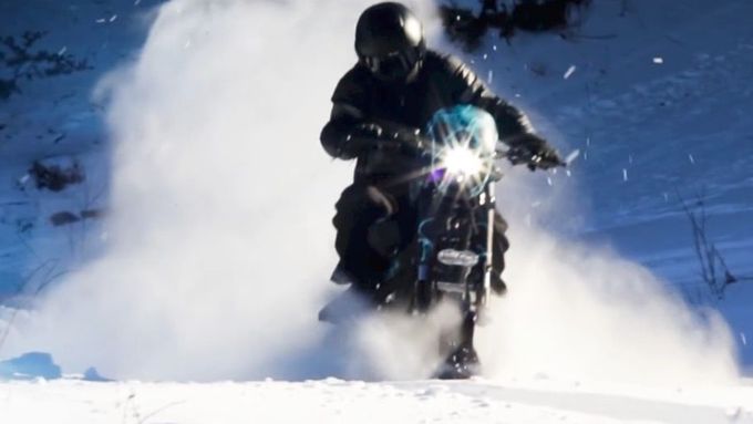 Harley-Davidson Snowbike Jump - tak se nazývá motorka upravená na sníh.