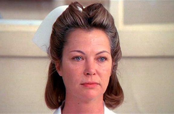 Louise Fletcherová jako nelítostná sestra Ratchedová v Přeletu nad kukaččím hnízdem.