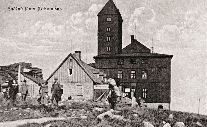 Bouda u Sněžných jam v Krkonoších. Snímek přibližně z roku 1906