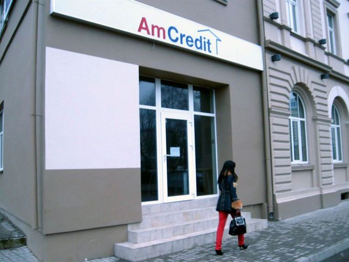 Hypoteční ústav AmCredit založil v roce 1994 Balticko-americký investiční fond. Od té doby poskytl v celém Pobaltí 16 tisíc půjček v nominální hodnotě 381 milionů euro. Vloni v lednu síť koupila irská AIB za 40 milionů euro a na konci roku v něm zastavila poskytování půjček. Zavřená pobočka v přímořském městě Liepája na západě Lotyšska.