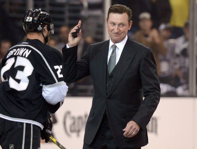 Jun 4, 2014; Los Angeles, CA, USA; Los Angeles Kings former player Wayne Gretzky waves to the crowd after the ceremonial puck drop before game one of the 2014 Stanley Cup