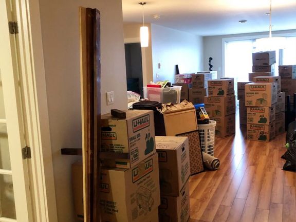 Život Robina Vargase v krabicích poté, co 31. prosince 2017 přijel do svého nového bytu v Halifaxu v Kanadě.