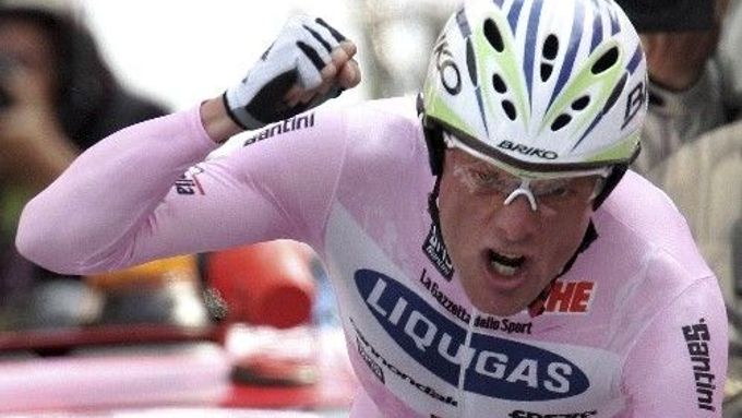 Italský cyklista Danilo di Luca se raduje po průjezdu cílem časovky Gira d'Italia ve Veroně. Di Luca skončil osmý a udržel velký náskok v čele celkového hodnocení.