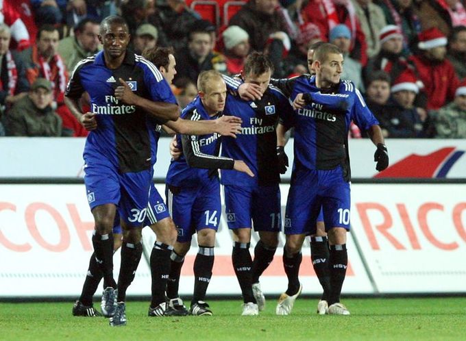 Fotbalisté Hamburku s Davidem Jarolímem.