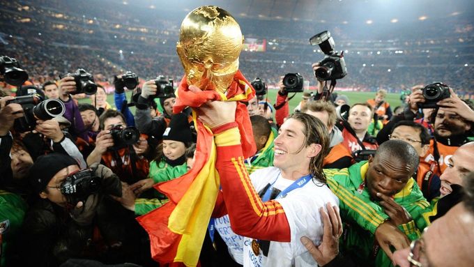 Sergio Ramos, produkt akademie FC Sevilla, s trofejí pro mistra světa, kterou získal se španělskou reprezentací.