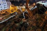 V ulici Na Královce v pražských Vršovicích se v noci na úterý utrhl svah s dvoupodlažní neobydlenou budovou určenou k demolici.
