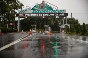 Tajfun proměnil okruh F1 v Suzuce v areál vodních sportů. Diváci byli evakuováni