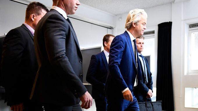 Nizozemský politik Geert Wilders s ochrankou.