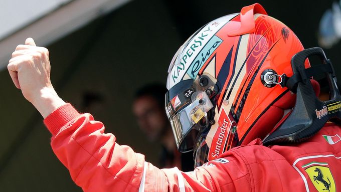 Kimi Räikkönen slaví vítěství v kvalifikaci v Monaku.
