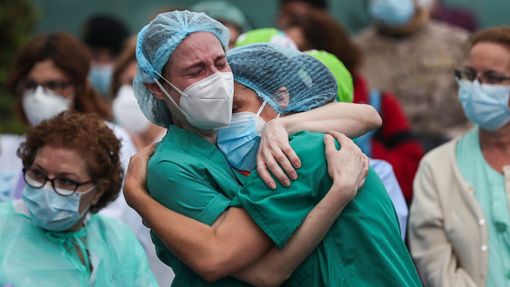 Španělští zdravotníci ve městě Leganes emotivně reagují na smrt svého kolegy.