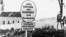 Cedule se zákazem, která se opírala o zákon č. 117/1927 Sb. „o potulných cikánech a osobách žijících po cikánském způsobu“ z roku 1927. Dubňany na Hodonínsku.