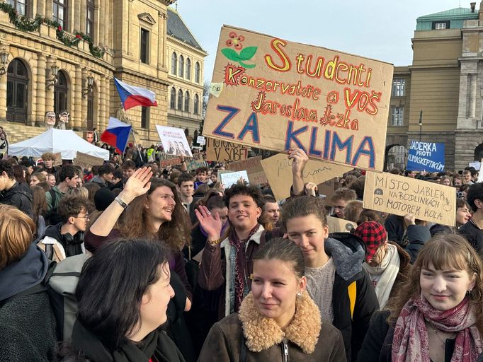 Demonstrující studenti se v úterý sešli na náměstí Jana Palacha. Odtud se přesunuli na Hradčanské náměstí, kde zaplnili prostor v okolí Masarykovy sochy.