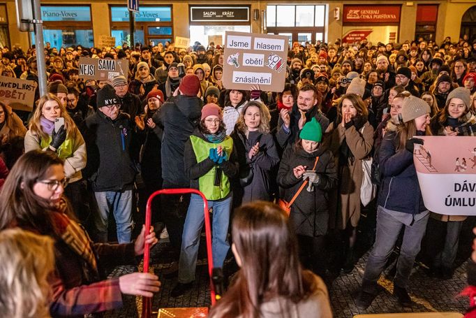 Demonstrace za spravedlnost pro oběti sexuálního násilí před Ministerstvem spravedlnosti.